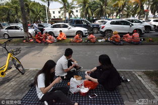 海南滞留过海车超万辆 游客在路边扎起帐篷