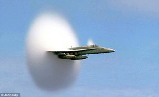 英刊展示飞机突破音障精彩瞬间 蒸汽形成圆锥云雾 