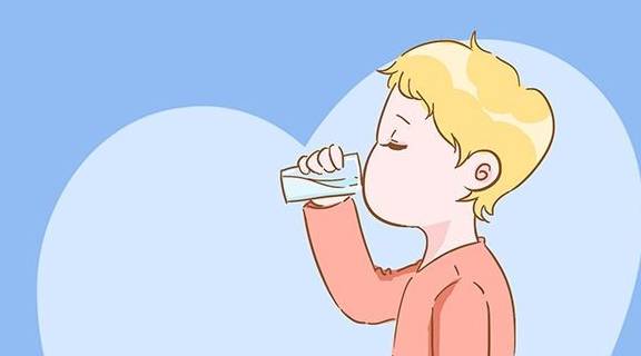 幼儿园老师不让孩子喝水怎么办怎么跟老师沟通(幼儿园不让喝水吗,每次孩子渴的喝水)