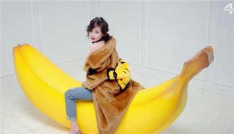 今天我和同学在车上看了一个少女时代的MV,我记得是特别性感,其中有一个镜头是一个女的坐在香蕉上 