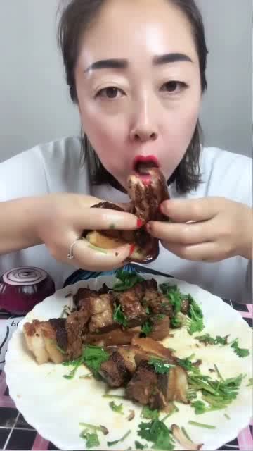 妹子吃大肉,整得满手都是油还舍不得停下,一点不注意形象 