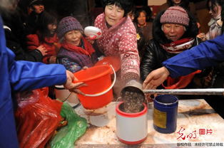 安徽亳州市民提桶端盆排队领取免费腊八粥 