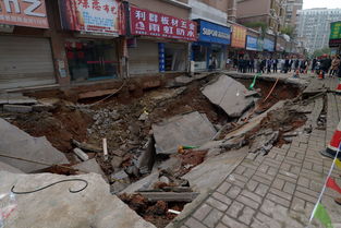 江西上饶一商业街路面塌陷 