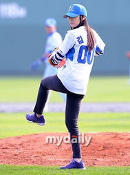 金妍儿为棒球赛开球 动作标准笑容超可爱 