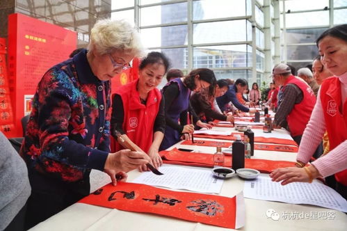 春联送祝福 深图门前年味儿足