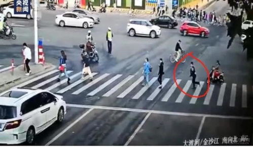 上海交通事故5死9伤 过马路你还看手机吗