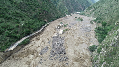 四川丹巴一村庄38户房屋被洪水吞噬,村民连夜撤离