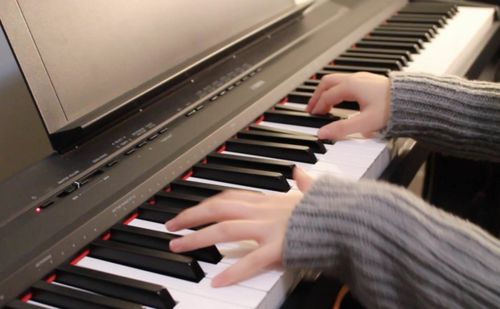 弹钢琴时,怎样体会节奏的律动