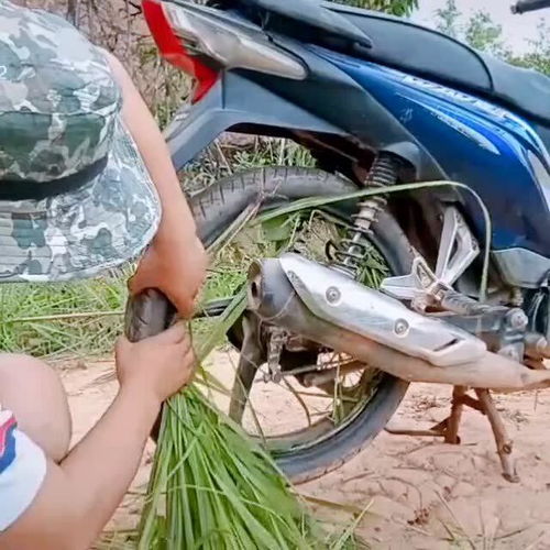 老挝人摩托车坏了很麻烦,找不到修理店,这种摩托车爆胎处理方法特别管用 
