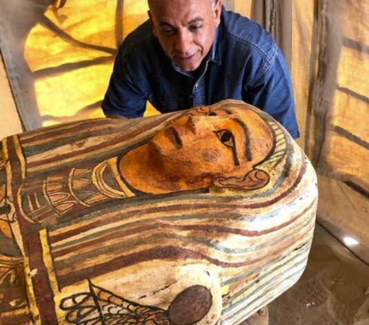埃及古墓新出土27具棺材 2500年前下葬 色彩仍鲜艳