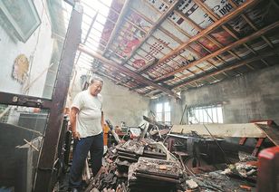 武汉一老瓦房屋顶大雨中垮塌 居民盼棚户区早日改造 