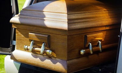 女子下葬后棺材中大呼救命 援救迟缓导致真死