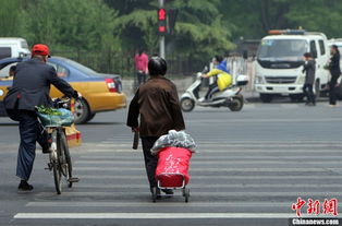北京整治 中国式过马路 仍有行人闯红灯 