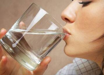 人一天需要喝多少升水 