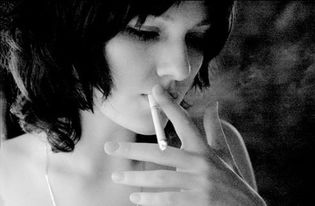 求女生抽烟或喝酒的唯美图像 