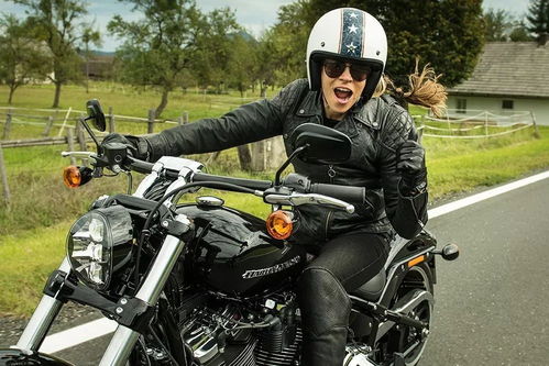 老照片 2017 哈雷欧洲摩托周里的女骑士 