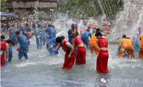 云南泼水节女子被撕雨衣,本地人小盆洒水,游客拿水枪满足恶趣味
