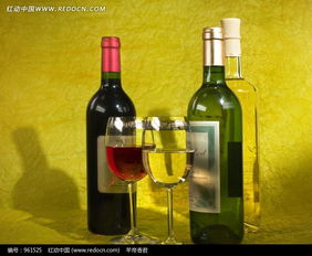 黄色背景前的红酒瓶和高脚杯图片免费下载 编号961525 红动网 