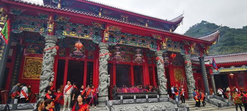 福建山区发现巨型红色土楼,里面装修豪华气派,吸引众多村民围观