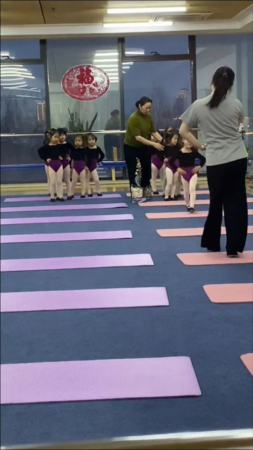 小女孩们跟着老师练舞蹈 妈妈拍下女儿的搞笑姿势 