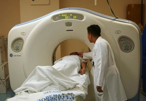 为什么拍CT的时候,医生要让家属陪同,自己却出去 是怕辐射吗 