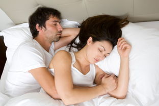 女人背对着睡觉的心理,女人为什么背对着男人睡觉