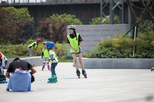 孩子学轮滑就必须报班 教你一种方法自己也能教