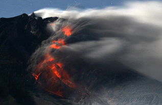 印尼火山喷发持续四天 现场火光漫天黑云翻滚