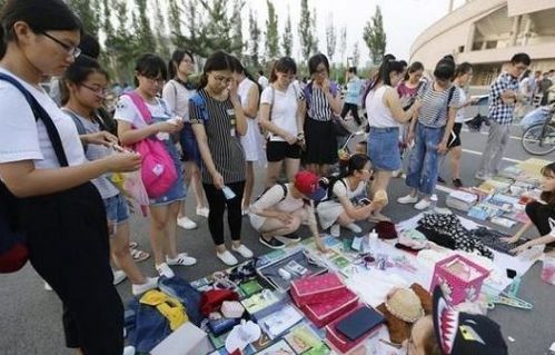 为什么越来越多的大学生去摆地摊了,读大学有用吗