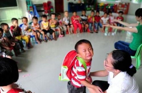 女幼师在校园里 举办婚礼 ,邀请学生家长参加,家长表示很无奈