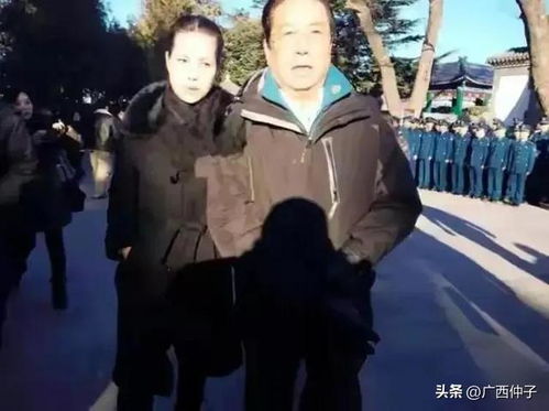 李双江夫妇街头露面,儿子李天一已改名为李冠丰,将于近期出狱