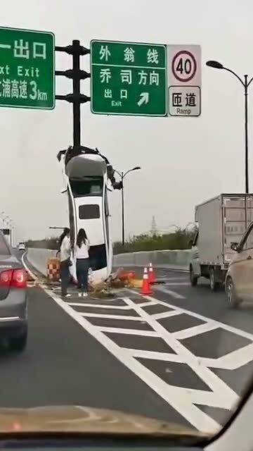 夜里车子被栏杆拦住出不去把杆子弄坏犯法吗(男子拿坏停车场道闸)