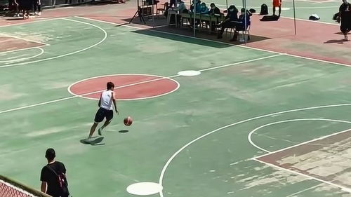 男孩在球场上练习篮球,虽然没有对手,但是也能看出他的技术厉害 