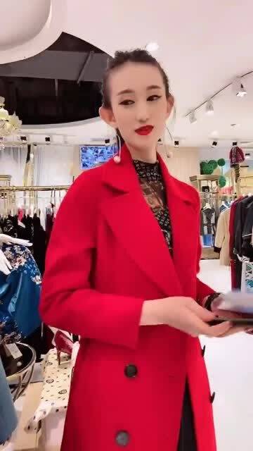 服装店遇到前男友,美女靠智商宰了他一顿 