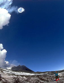 意大利埃特纳火山喷出数百 烟圈 