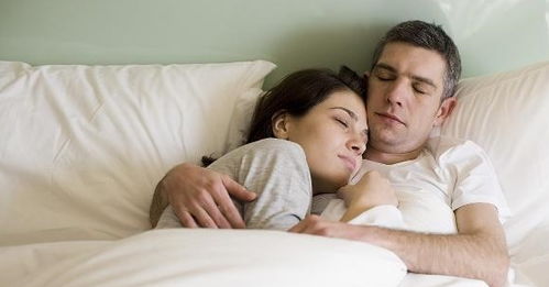 常见的夫妻 睡姿 ,第三种才是最佳选择,为了健康不要羞于查看