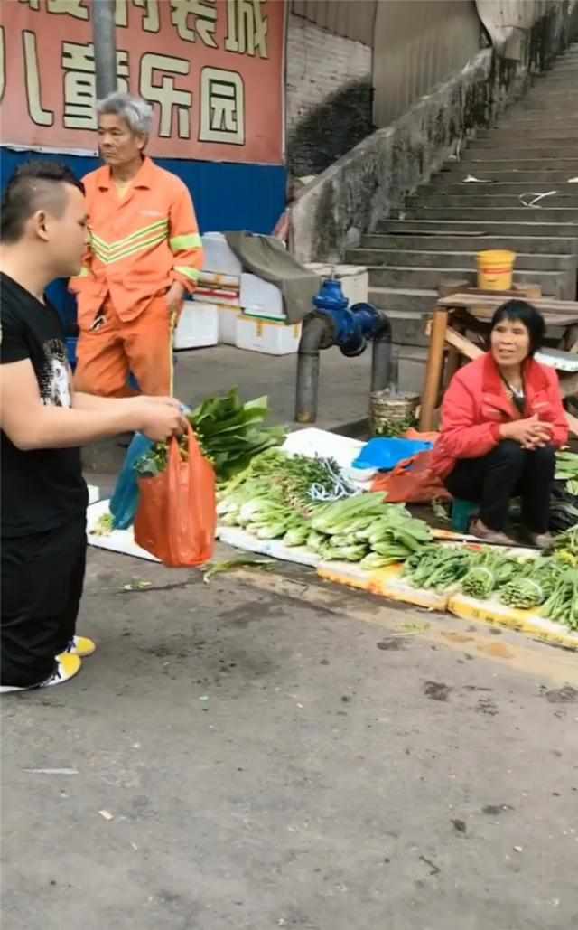 男子上街买菜,卖菜大妈不肯收他钱,只因他十年一直跪在地上的腿