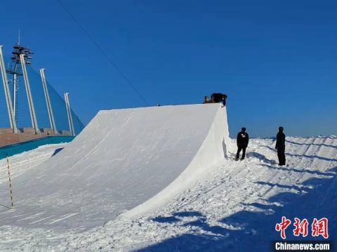 首钢滑雪大跳台起跳台搭建完毕 赛道塑形基本完成