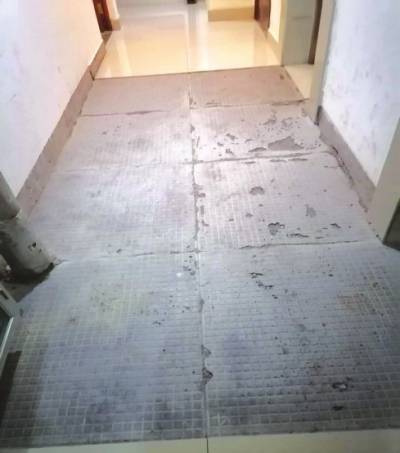 地板砖清洗过后为什么会有一层白膜状的东西？