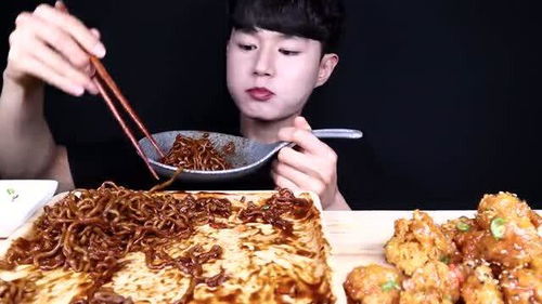 韩国斯文小哥,吃炸酱面配炸鸡,吃完还有饭后甜点 