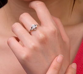 中指戴戒指什么意思 女士中指戴戒指有什么意义