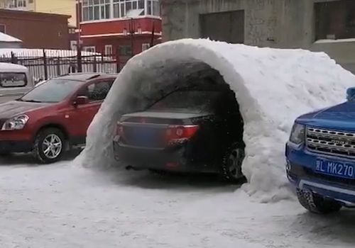 东北突降暴雪,小伙用雪堆成 天然车库 ,网友 雪化了还能洗车