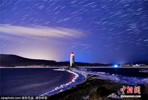 俄罗斯海参崴上空现双子座流星雨 星轨美如画