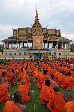 柬埔寨举办西哈努克骨灰移送仪式 全国僧人吊唁