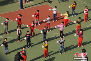 山西推进校园足球普及 学生跳起 足球操 