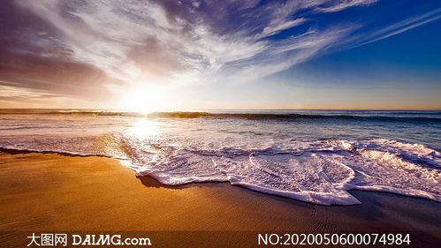 清晨海边美丽的沙滩和海浪摄影图片