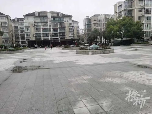 杭州一小区整排快递柜被推倒 半个月过去还没人装 