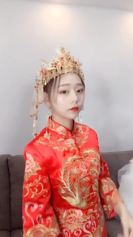 你们喜欢中式喜服还是婚纱呀 