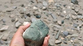 拉萨河里捡石头,河床巨大,遍地都是鹅软石,我是不是捡到玉石了