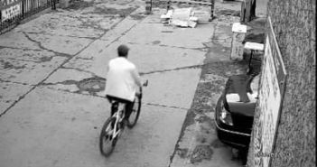 女子第一辆自行车被偷 去查监控正直播另辆被偷 